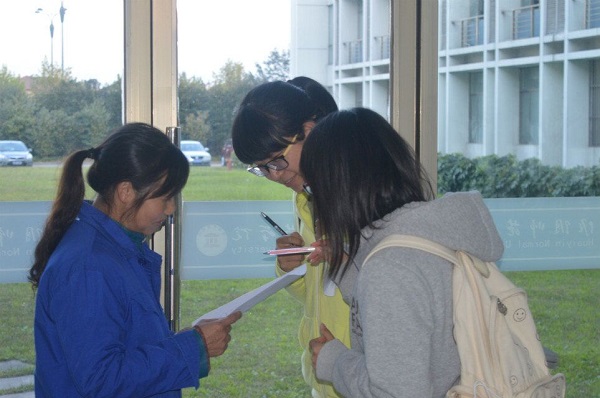 图为同学们进行问卷调查